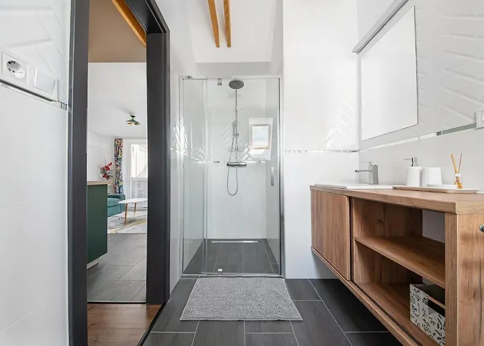 Papoula Vendeghaz טיהאני